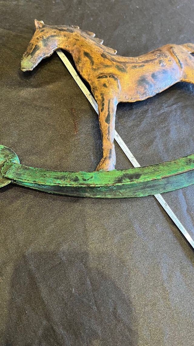 Cavallo a dondolo decorativo in metallo