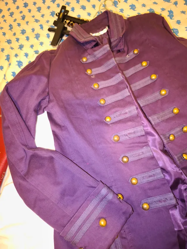 Chaqueta morada estilo militar