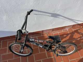 Bicicleta BMX negra