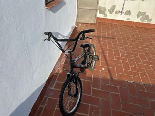 Bicicleta BMX negra