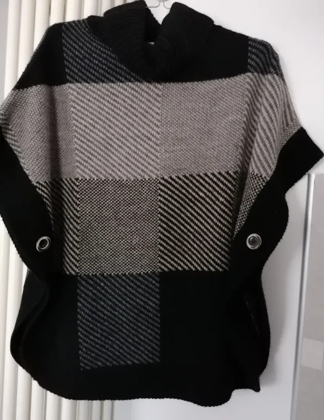 Poncho dolcevita a quadri