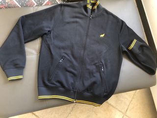 Giacca uomo blu con zip e logo