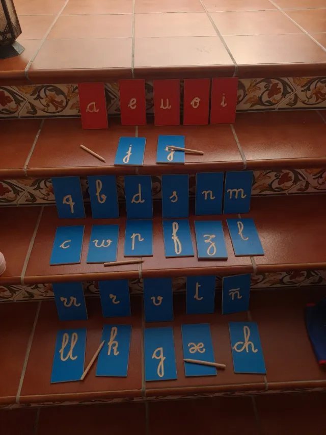 Alfabeto in legno con matita e regalo, antico