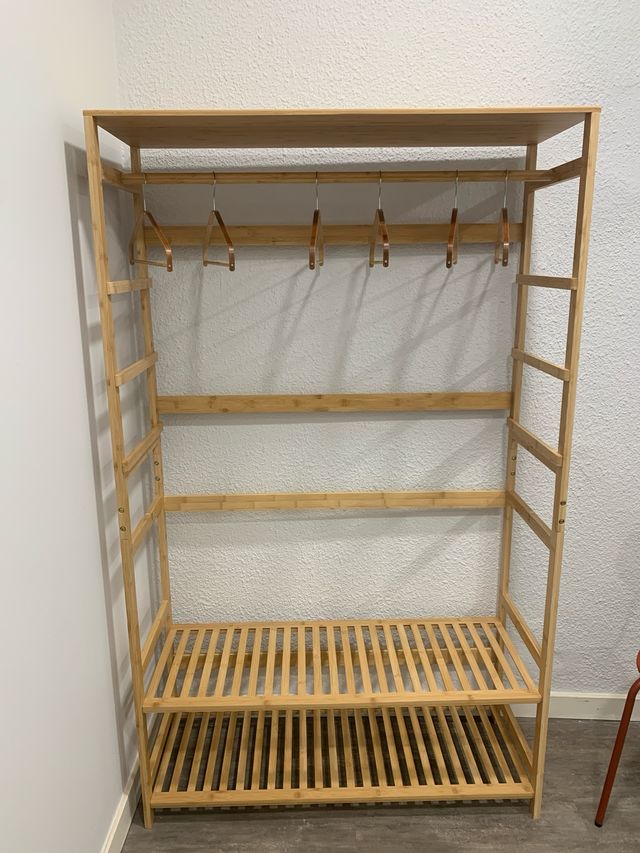 Guardaroba aperto in bambù SKLUM