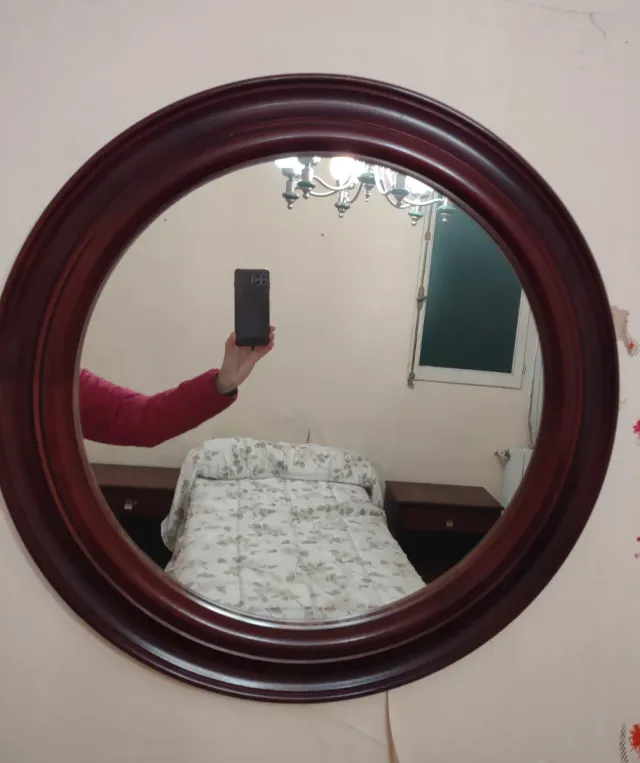 Espejo redondo de 68cm de diámetro.