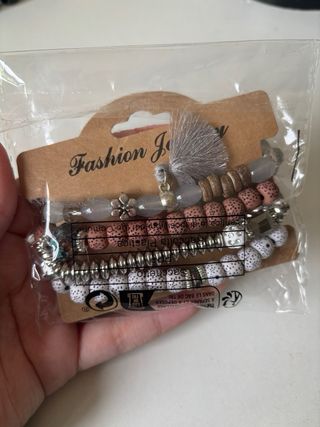Pack 4 pulseras con accesorios