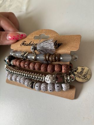 Pack 4 pulseras con accesorios