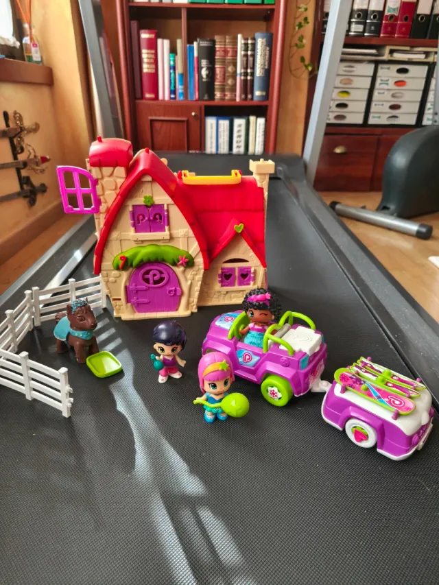 Casinhas, bonecas e carro de brinquedo