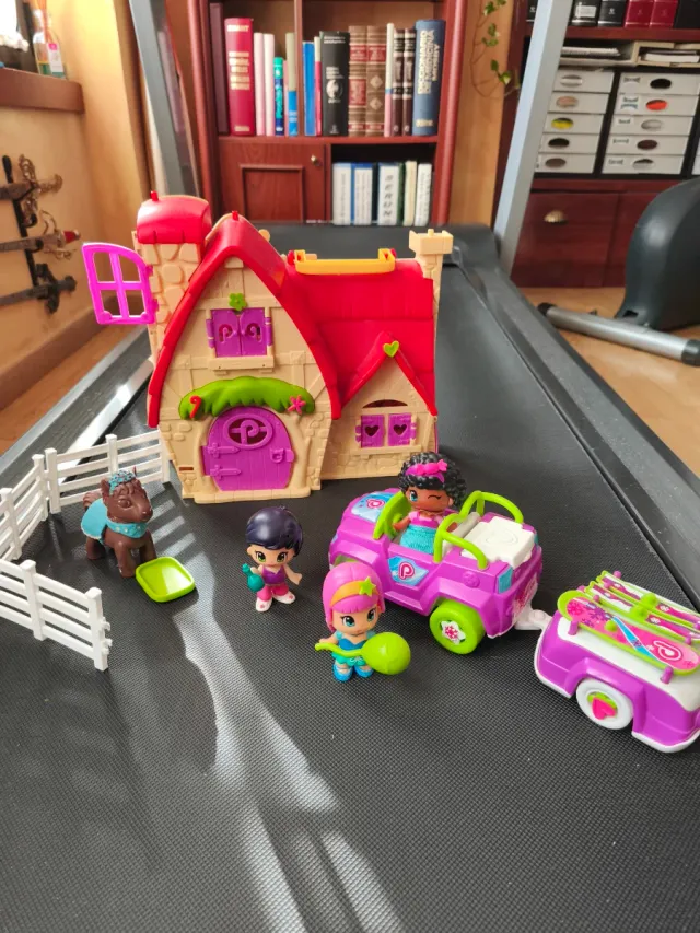 Casinhas, bonecas e carro de brinquedo