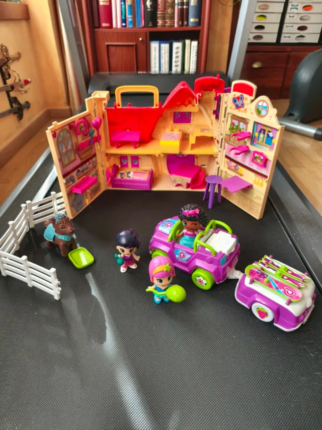 Casinhas, bonecas e carro de brinquedo