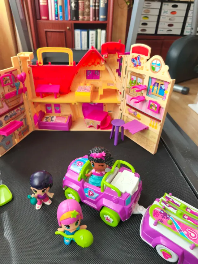 Casinhas, bonecas e carro de brinquedo