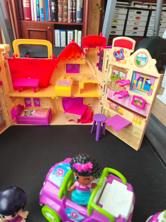 Casinhas, bonecas e carro de brinquedo