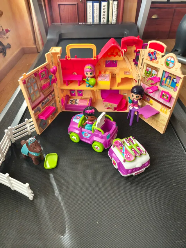 Casinhas, bonecas e carro de brinquedo