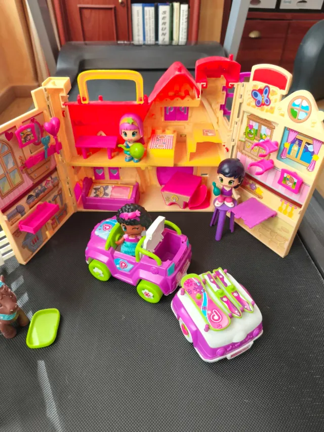 Casinhas, bonecas e carro de brinquedo