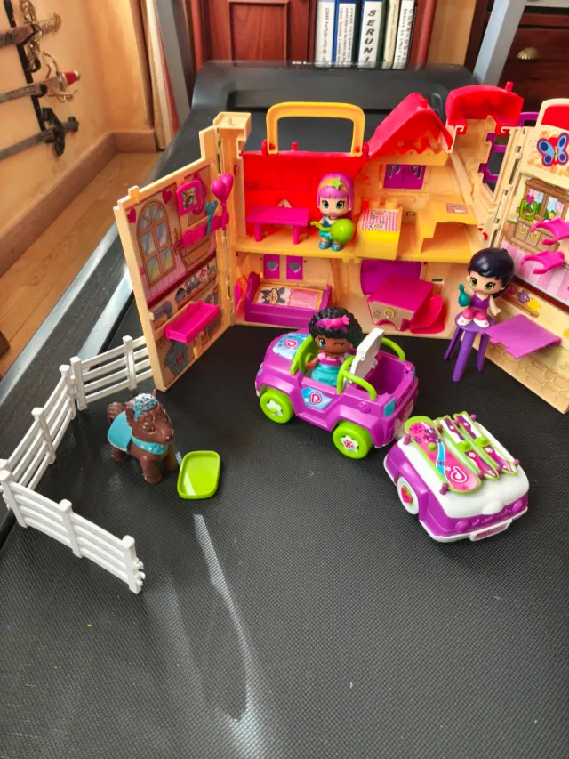 Casinhas, bonecas e carro de brinquedo