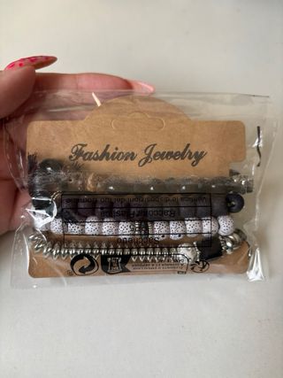 Pack 4 pulseras con accesorios