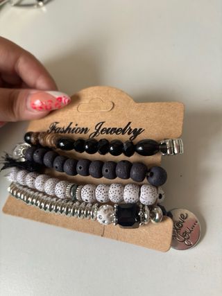 Pack 4 pulseras con accesorios