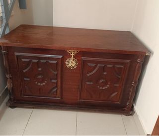 Arcón de madera maciza estilo clásico.