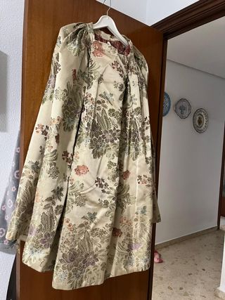 Falda regional beige y multicolor