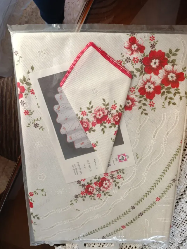 Mantel redondo nuevo flores rojas y blancas