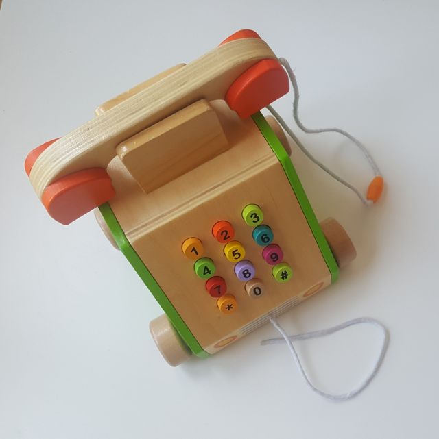 Juguete teléfono de madera correpasillos