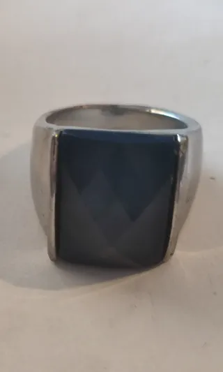 Anillo plateado con piedra negra
