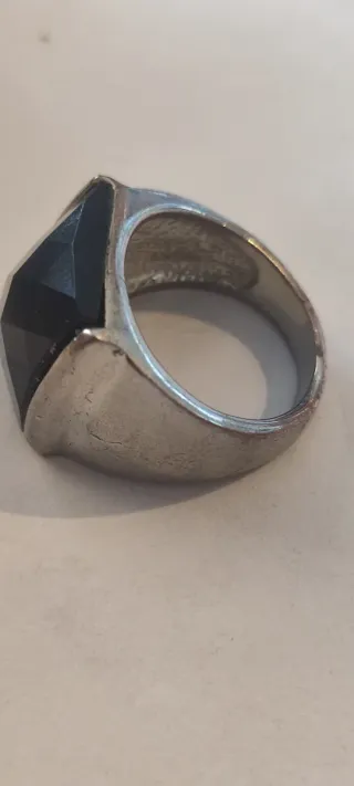 Anillo plateado con piedra negra
