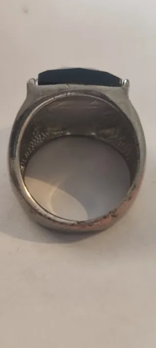 Anillo plateado con piedra negra