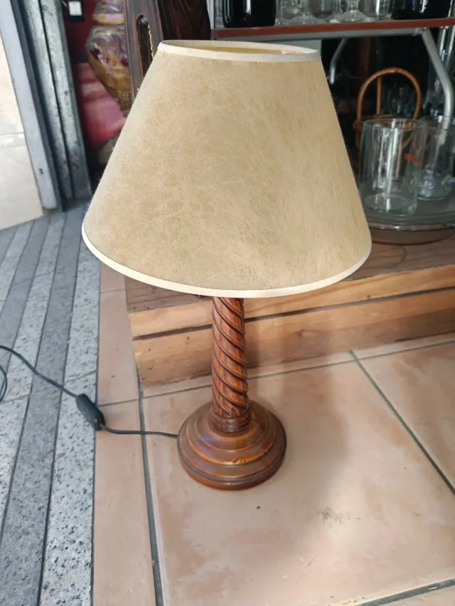 Lamparita de madera y tela