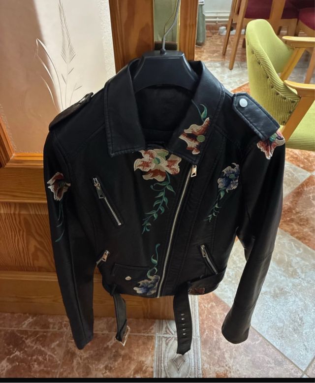 Chaqueta de cuero negra con bordado floral