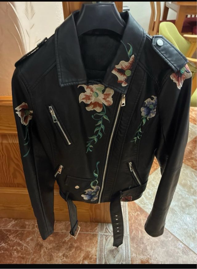 Chaqueta de cuero negra con bordado floral