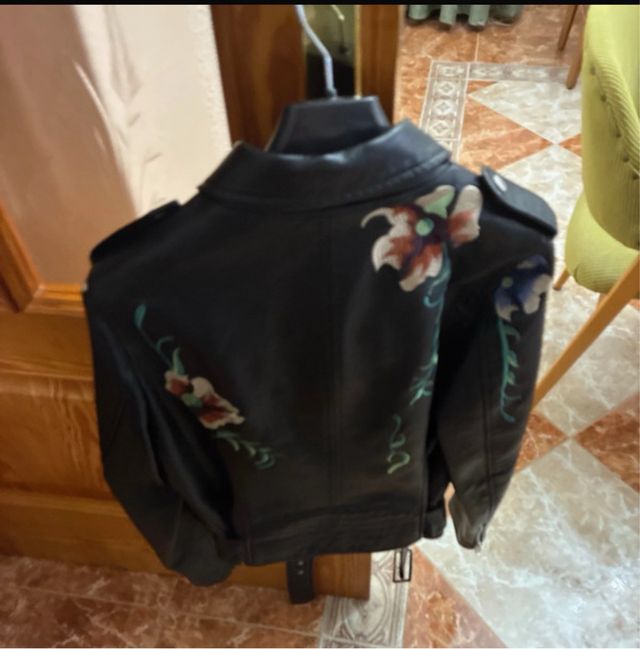 Chaqueta de cuero negra con bordado floral