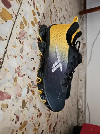 Zapatilla TENTH SONIC Negra y Amarilla