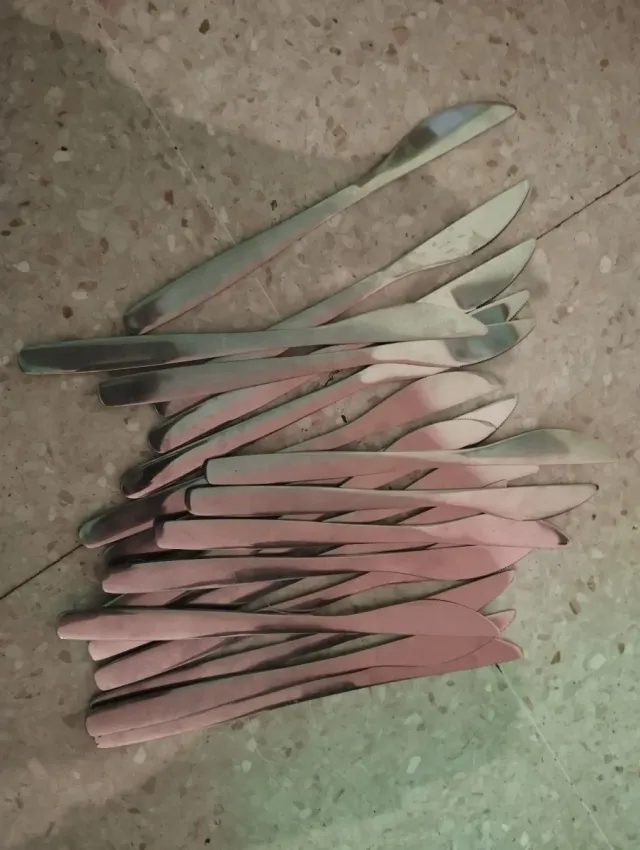 Cuchillos de metal con sierra