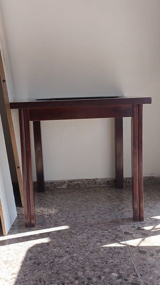 Mesa de comedor de madera con cristal