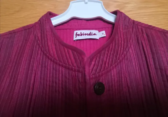 Chaleco con bolsillos tonos granate Fabindia