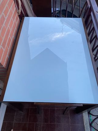 Mesa de comedor de cristal y madera