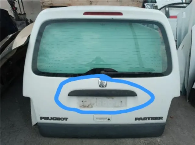 Modanatura per baule Peugeot Partner con pulsante