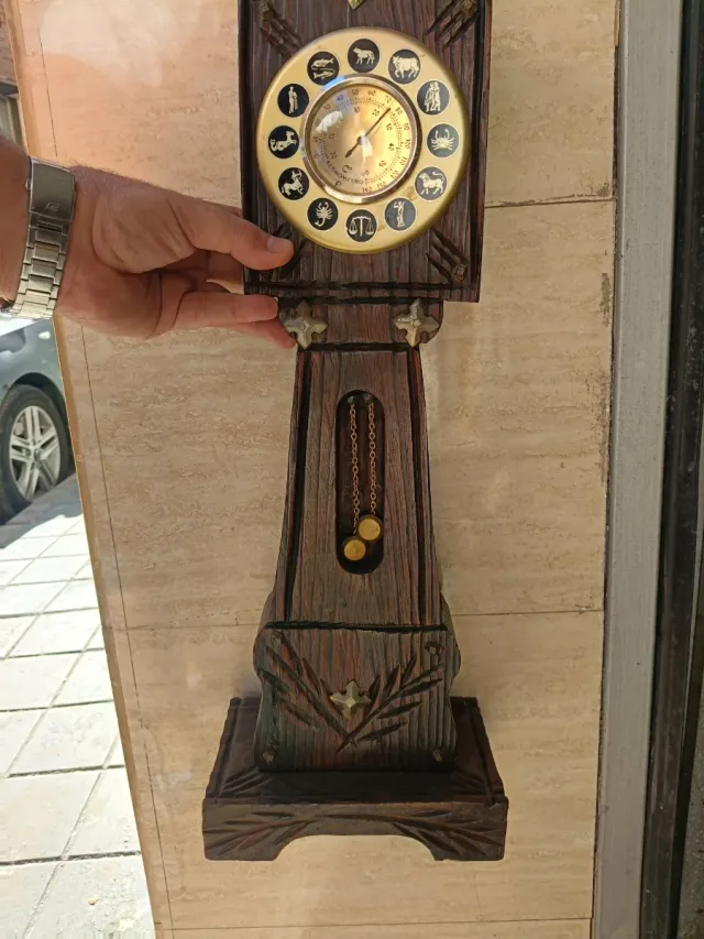 Termómetro de pared de madera con zodiaco