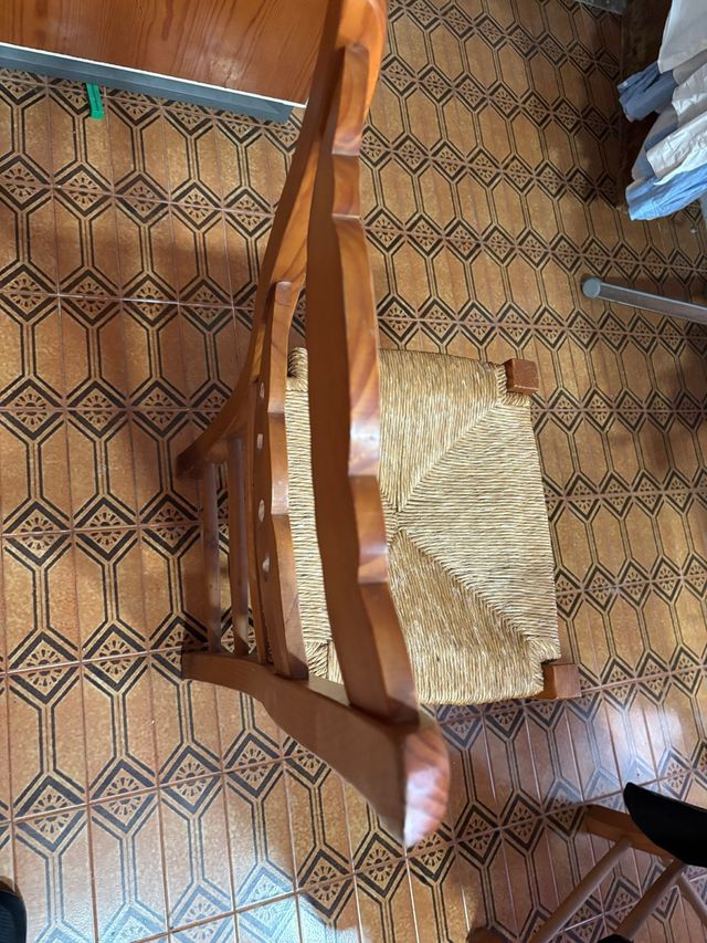 4 Sillas Pino y Enea Cocina. tengo una mesa a jueg