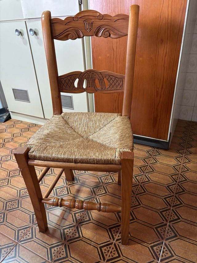 4 Sillas Pino y Enea Cocina. tengo una mesa a jueg