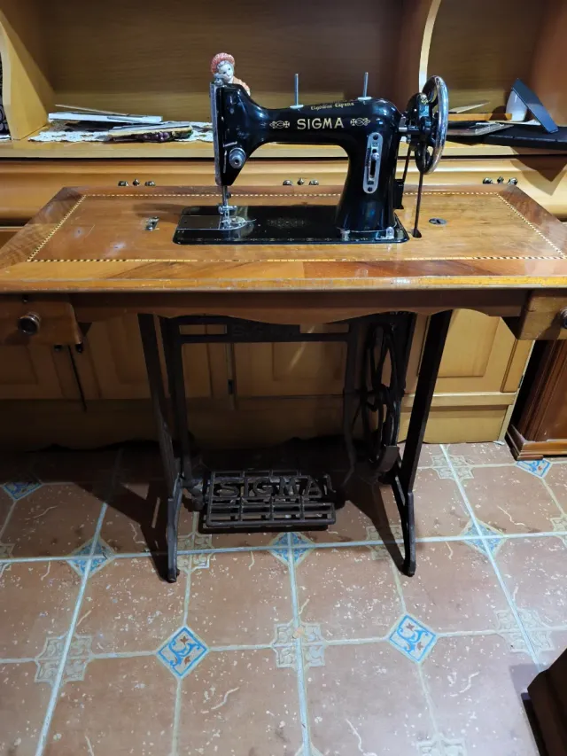 Máquina de coser Sigma antigua