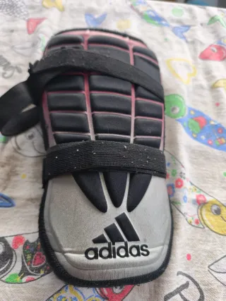 Protetores Adidas para caneleiras