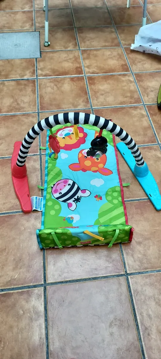 Gimnasio para bebés con arco y juguetes