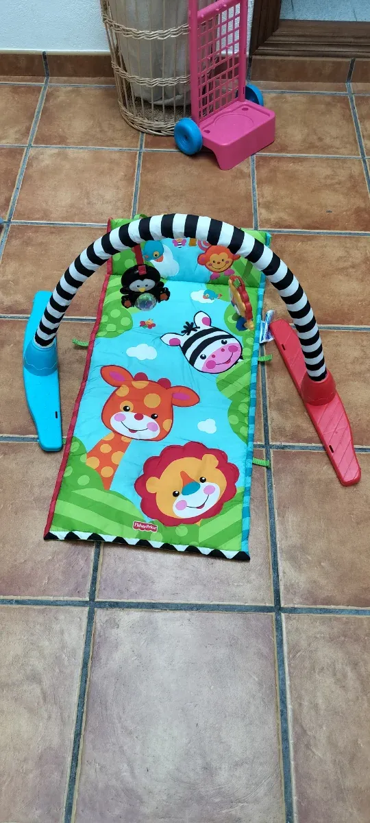 Gimnasio para bebés con arco y juguetes