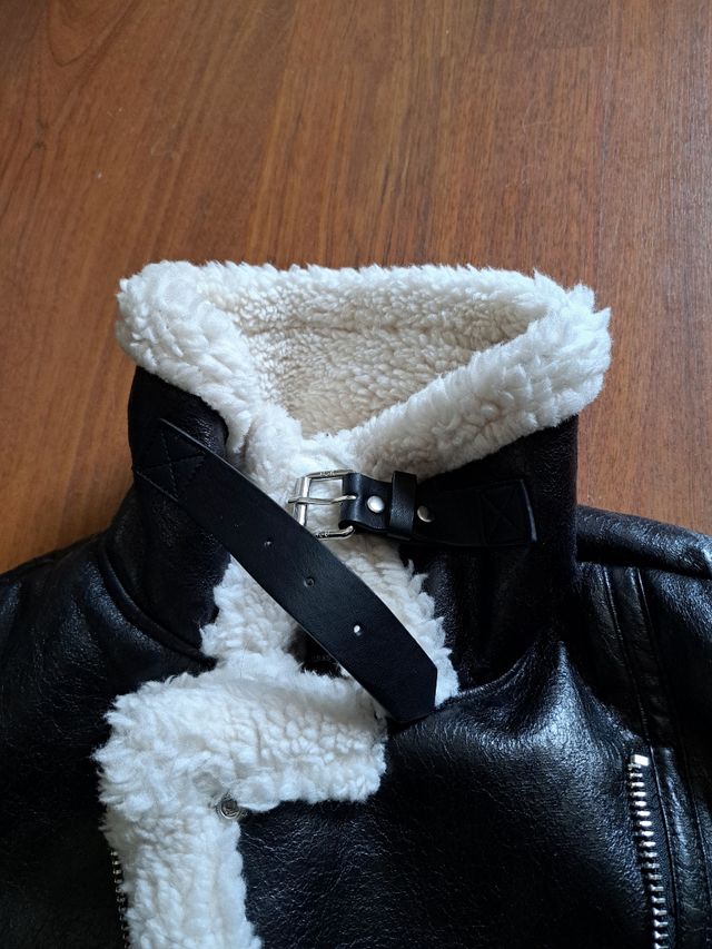 Chaqueta efecto cuero y borreguito