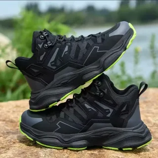 Botas de seguridad negras y verdes