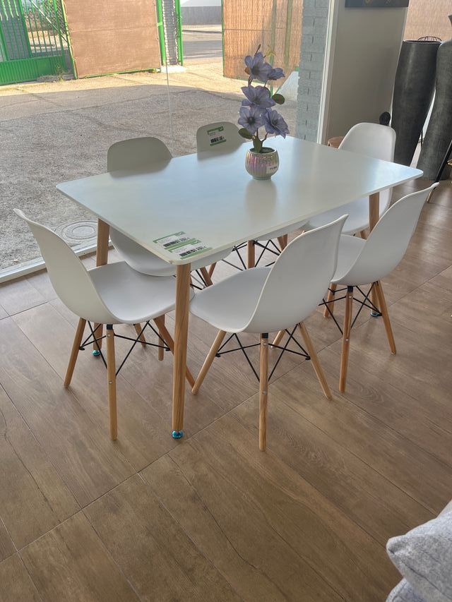 Tavolo dal design moderno e 4 sedie