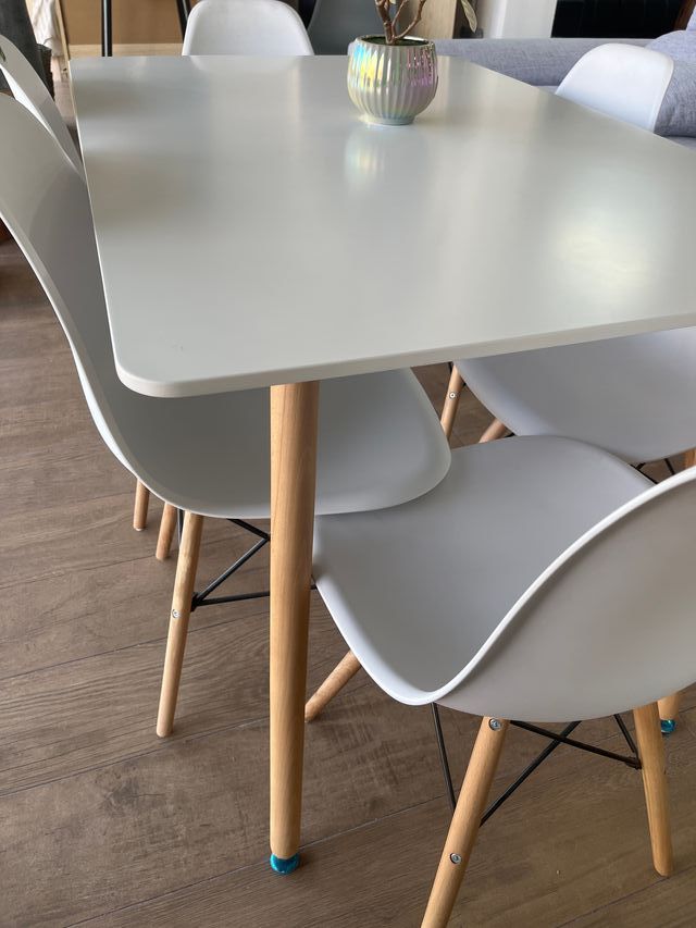 Tavolo dal design moderno e 4 sedie