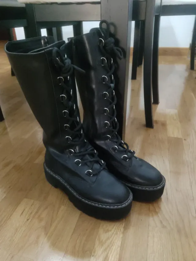 Botas militares altas negras con cordones
